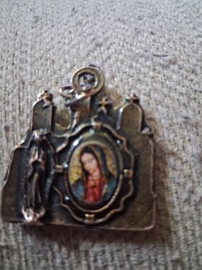 Religious Virgin Mary Medal Pendant in Antique Silver Tone